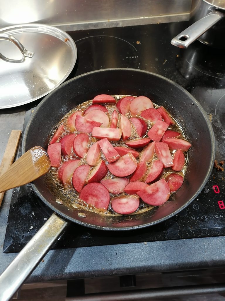 Omenalohkot paistinpannulla.