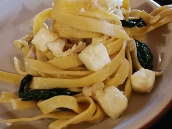 Pastaa, pinaattia ja friteerattua fetaa