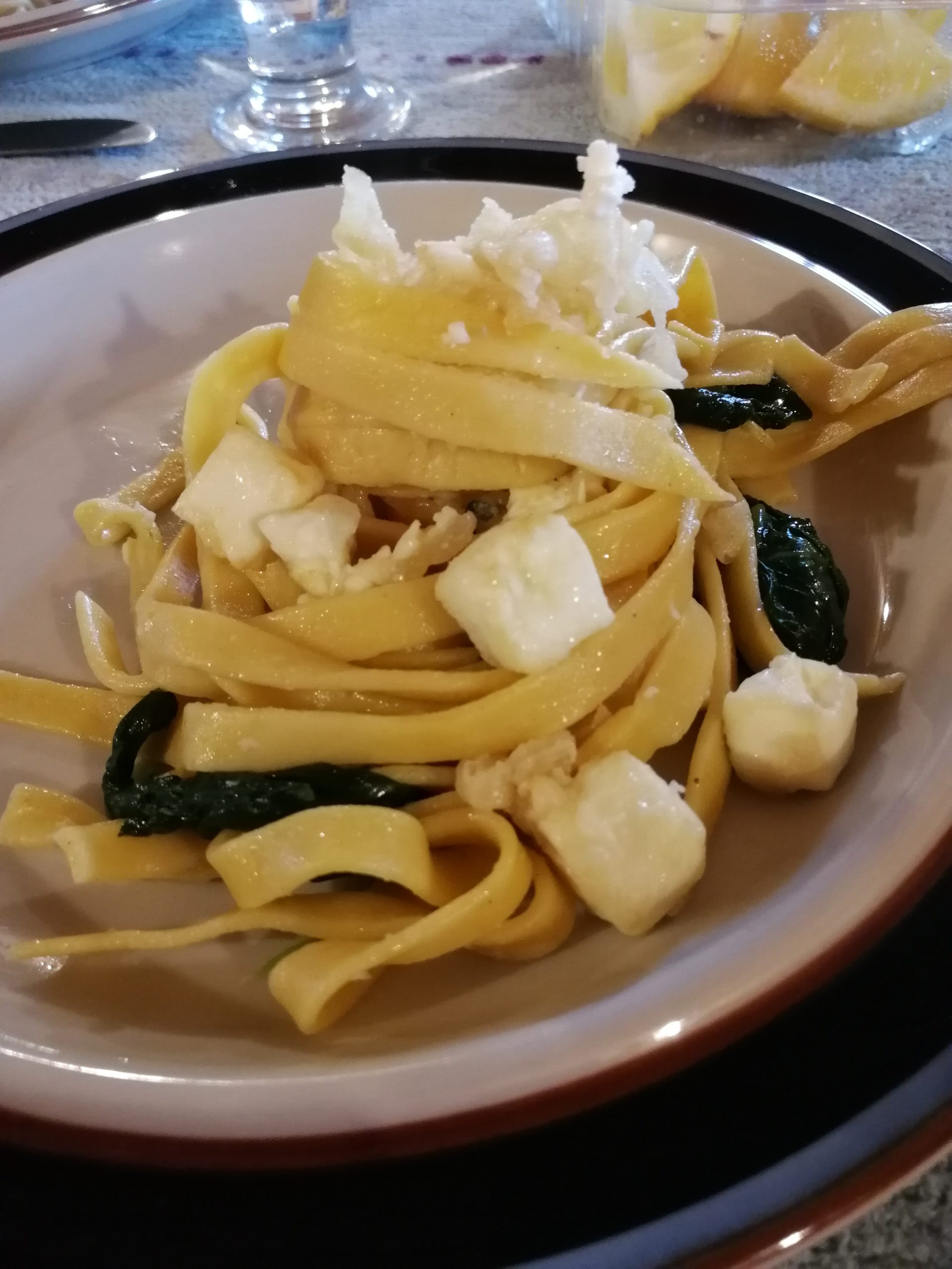 Pastaa, pinaattia ja friteerattua fetaa