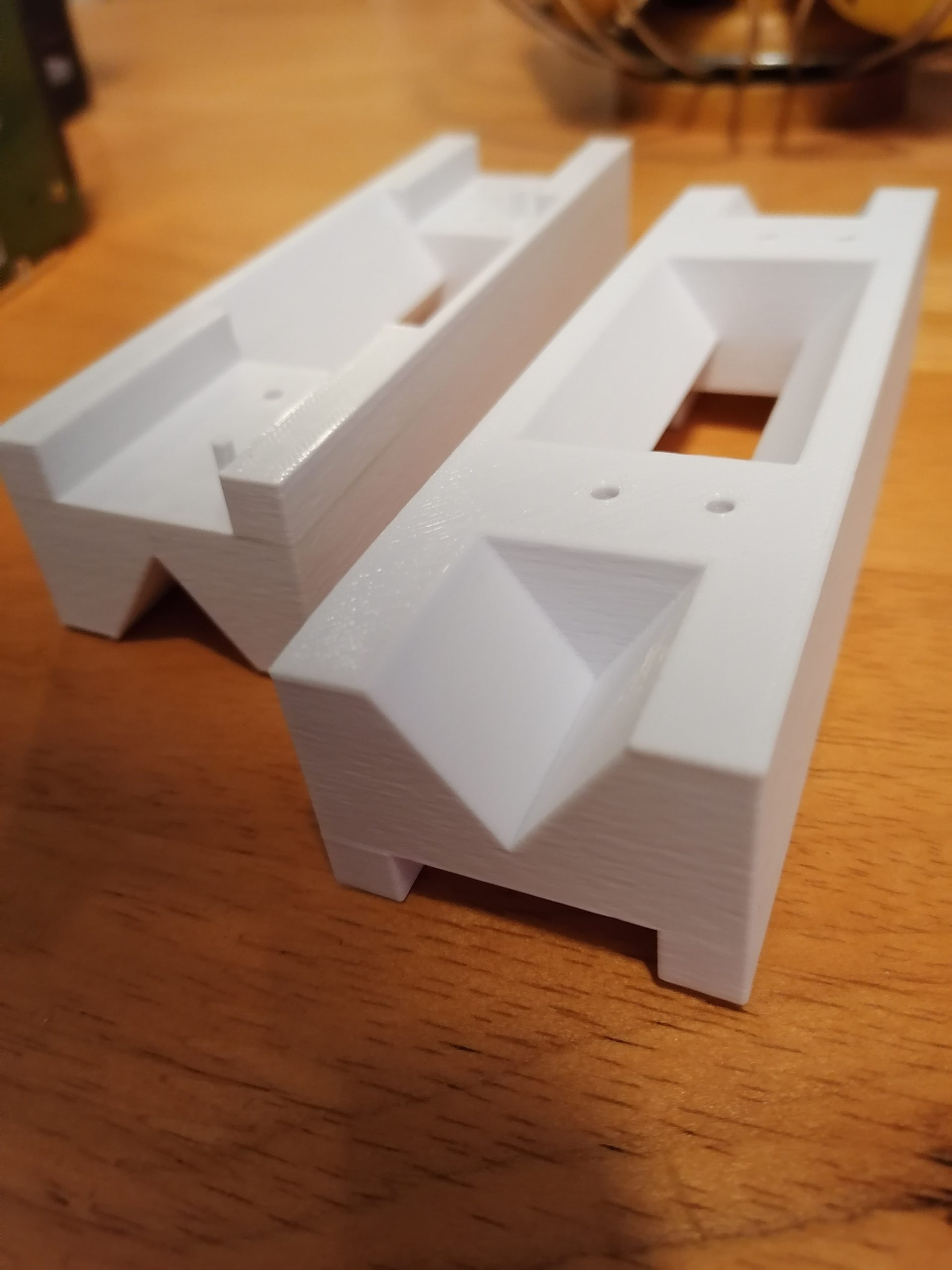 Kaksi 3d-tulostettua jatkopalaa.